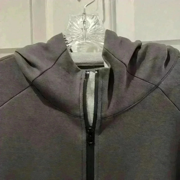 Kenneth Cole Zip Front Sweatshirt. Size L - Picture 2 of 13